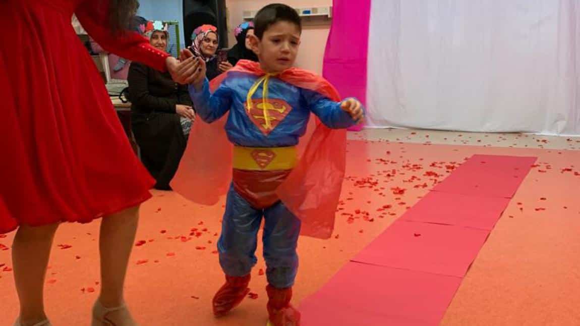 Anneler Günü Sıfır Atık Defilesinde Süpermen Kostümüyle Emin Kerem.....