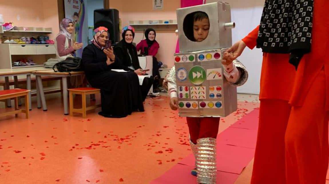 Anneler Günü Sıfır Atık Defilesinde Robot Köstümüyle Muhammet Yusuf .....